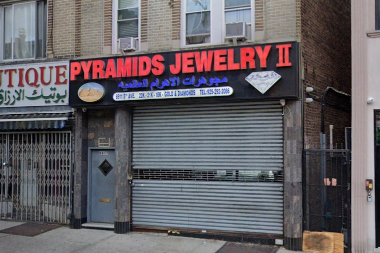 NYPD Hunts for Trio Suspected in Jewelry Store Smash-and-Grab Spree in NYC