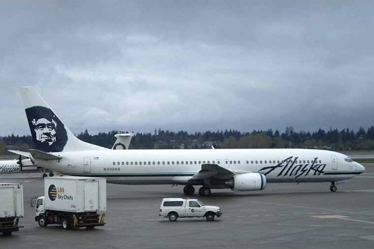 Passenger Opens Emergency Exit and Climbs onto Wing of Alaska Airlines Flight at Seattle Airport