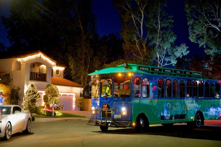 Santa Clarita Transit Hosts Festive Holiday Light Tour with Benefits for Local Food Pantry
