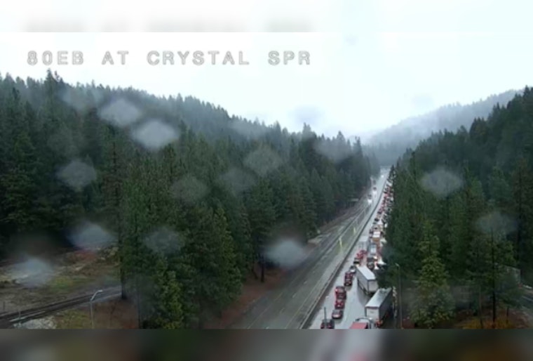 Snowfall Disrupts Traffic in Sierra Nevada, Creates Ideal Conditions for Winter Sports Enthusiasts