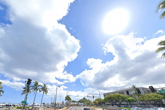 Stable and Dry Weekend Forecast for Honolulu with Gentle Trade Winds and Light Showers
