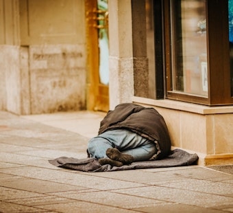 Arizona's HB 2782 Prompts Debate Over Banning Funds for 'Mixed Hoteling' Homeless Programs