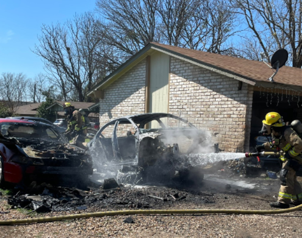 Fire Control Car Austin Firefighters Quickly Control Car Fire to Prevent Spread to