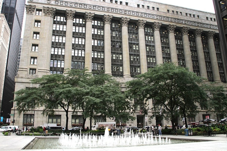 Chicago Mayor Johnson Faces Criticism Over Governance Style and Public Meeting Restrictions