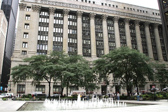 Chicago Mayor Johnson Faces Criticism Over Governance Style and Public Meeting Restrictions