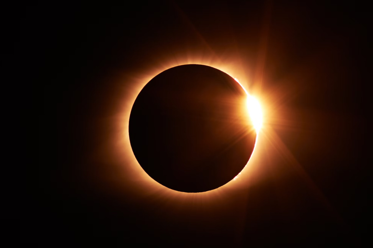 Dazzling Texan Skies Await Rare Total Solar Eclipse with Prime Viewing