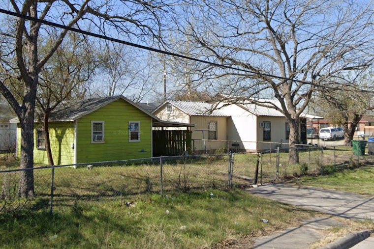 Fire Crews Rush to Extinguish Blaze in Abandoned San Antonio Home, with Squatters Suspected