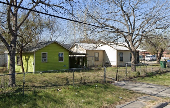 Fire Crews Rush to Extinguish Blaze in Abandoned San Antonio Home, with Squatters Suspected