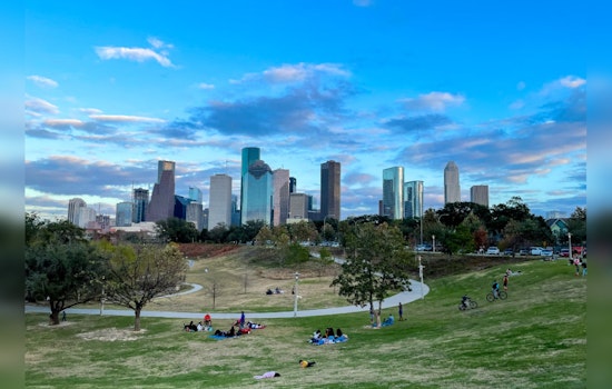 Houston Residents Gird for Brisk Weekend, NWS Cites Chilly Winds, Cooler Temps