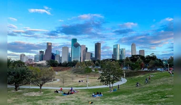 Houston Residents Gird for Brisk Weekend, NWS Cites Chilly Winds, Cooler Temps