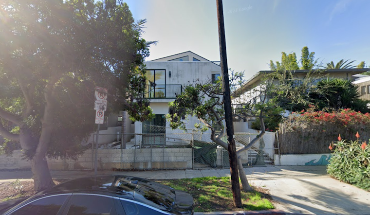 Los Angeles Firefighters Quickly Douse Blaze in Venice Duplex, No Injuries Reported