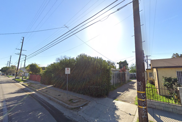 Los Angeles Firefighters Swiftly Extinguish Blazing Car and House Fire in Watts