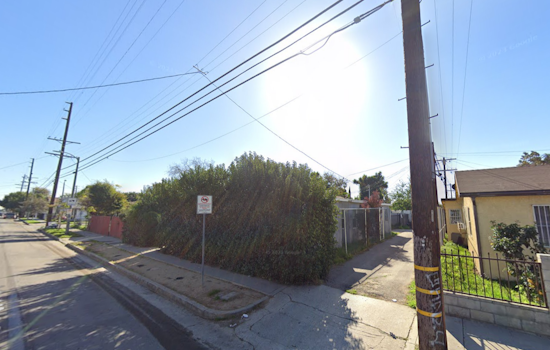Los Angeles Firefighters Swiftly Extinguish Blazing Car and House Fire in Watts