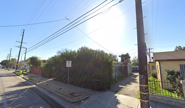 Los Angeles Firefighters Swiftly Extinguish Blazing Car and House Fire in Watts