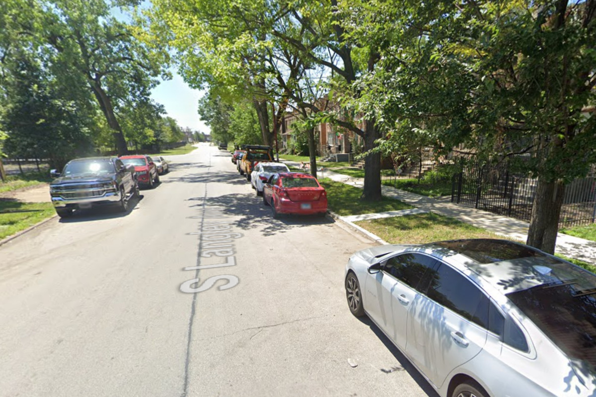 Man Fatally Shot in Vehicle in Chicago's Roseland Neighborhood, No