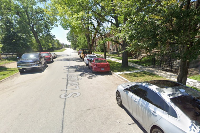 Man Fatally Shot in Vehicle in Chicago's Roseland Neighborhood, No Suspects in Custody