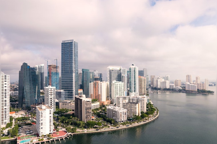 Miami Buffeted by Strong Winds as Temperatures Take a Dip, NWS Issues Weather Advisories