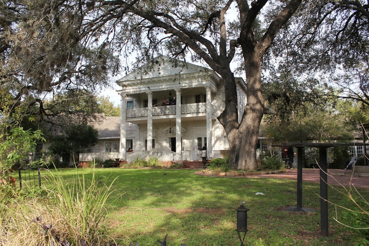 Owner Holds Suspects at Gunpoint After Teen Intrusion at San Antonio's Black Swan Inn