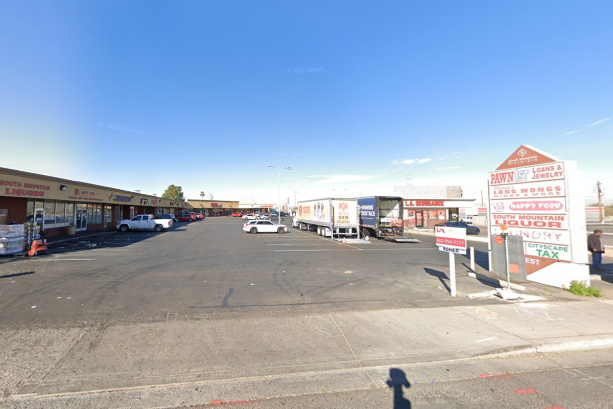 Phoenix Firefighters Engage in Blaze Fight at Central Avenue Strip