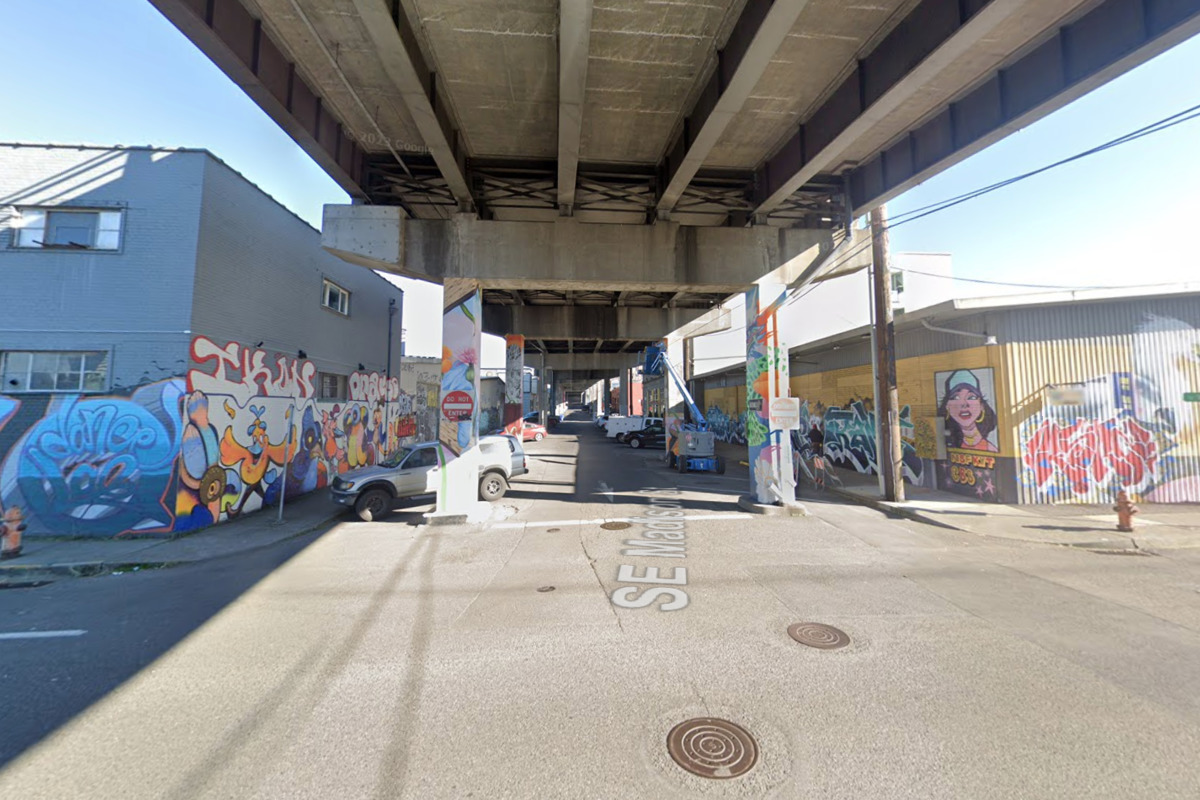 Portland's Hawthorne Bridge Columns Transformed into Vibrant Murals