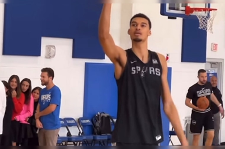 San Antonio Spurs Hold Surprise Practice at Miami Beach's Hebrew Academy, Inspire Students with NBA Legend's Wisdom