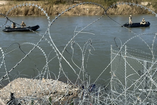 Texas Gov. Abbott Boosts Border Fortifications Amid Migration Tensions