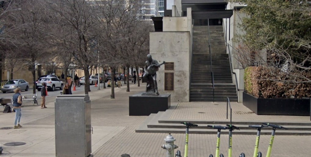 Willie Nelson Statue in Downtown Austin Defaced with Graffiti, Promptly Cleaned by Local Crews