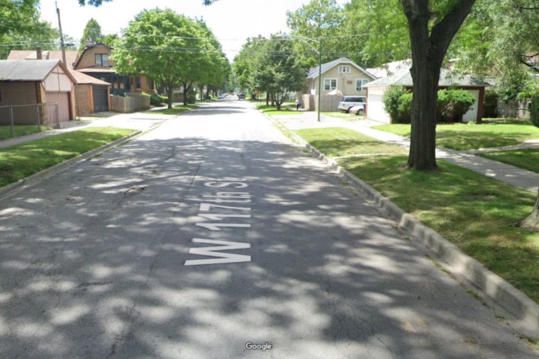 25-Year-Old Man Fatally Shot on Chicago's Far South Side, Suspect at Large