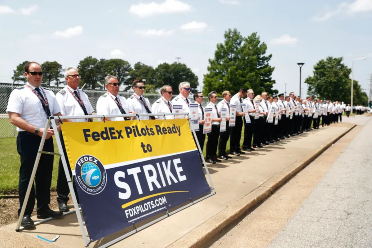 Amid Stalled Contract Talks, FedEx Pilots Picket at Memphis