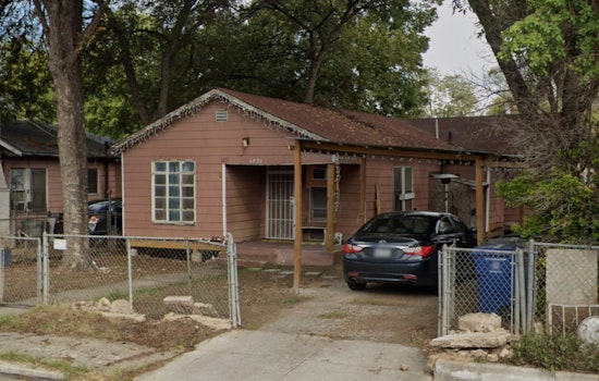Backyard Trash Blaze Engulfs San Antonio Home and Nearby Apartment, No Arrests Made