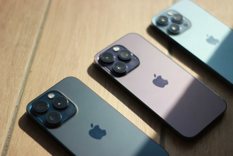 Big Apple in a Jam: U.S. and 16 States Bite Back with Antitrust Suit Against Cupertino Giant