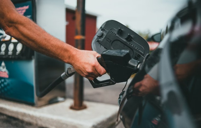 Gas Prices on the Rise in Tennessee, Clarksville Drivers Feel the Squeeze as National Averages Climb