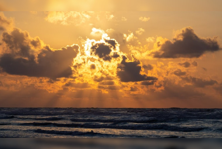 Houston Braces for Mixed Weather: Storms to Sunshine, High Winds at Sea Warned
