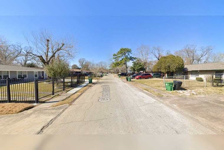 Houston Police Investigate Fatal Shooting of Unidentified Man on Glenhurst Drive