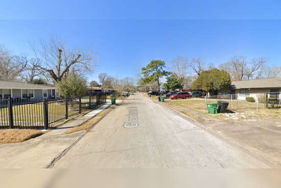 Houston Police Investigate Fatal Shooting of Unidentified Man on Glenhurst Drive