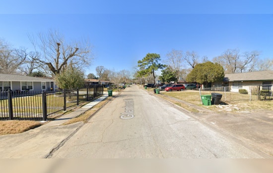 Houston Police Investigate Fatal Shooting of Unidentified Man on Glenhurst Drive