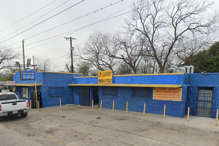 Man Hospitalized After Stabbing at San Antonio Laundromat, Suspect Sought by Police
