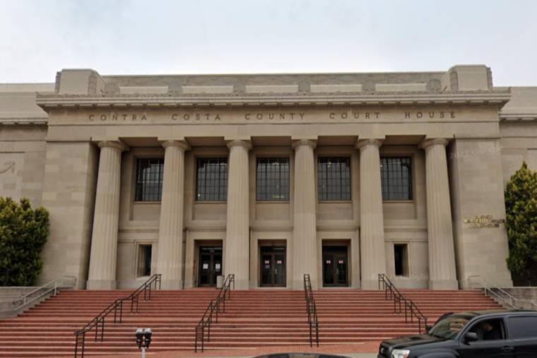 Oakland Man Accused of Murder Stabs Lawyers During Trial
