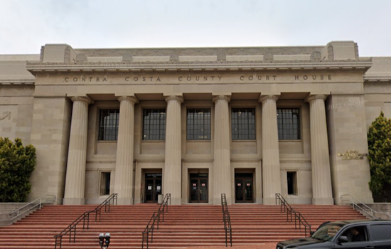 Oakland Man Accused of Murder Stabs Lawyers During Trial