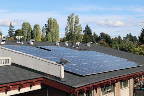 Seattle Stands Out in Renewable Energy Push Amid Modest 20% National Uptake