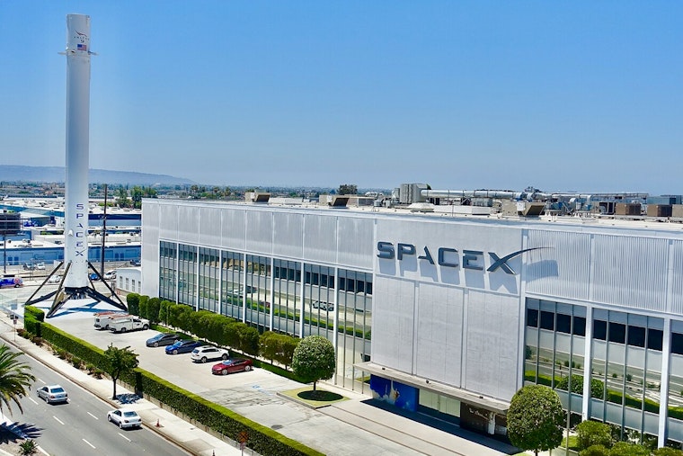 SpaceX Rocket Enthralls Los Angeles Spectators with Spectacular Twilight Launch