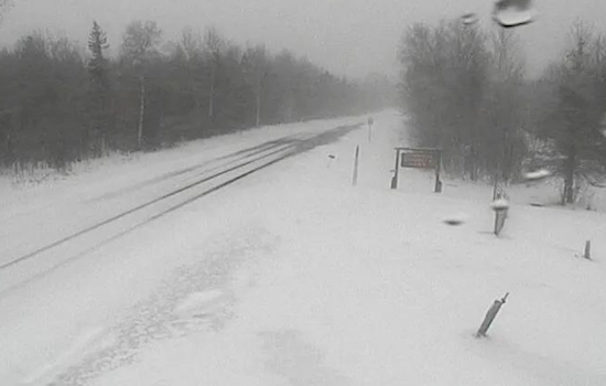 April Snowstorm Slams Michigan's Upper Peninsula with Over Two Feet of Snow, Causes Widespread Power Outages
