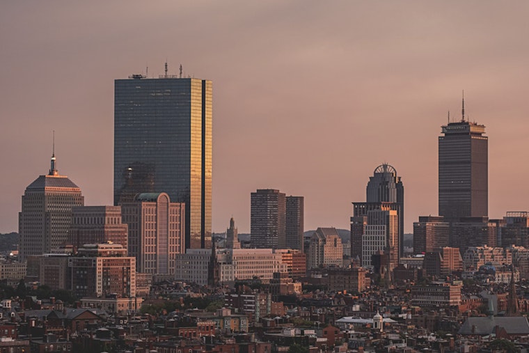 Boston's Weather Rollercoaster, Mixed Skies, Showers, and Glimpses of Sun in Week Ahead