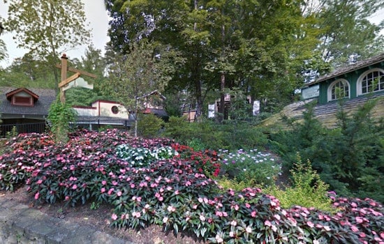 Dollywood Blossoms with Blooms and BBQ at Fifth Annual Flower & Food Festival
