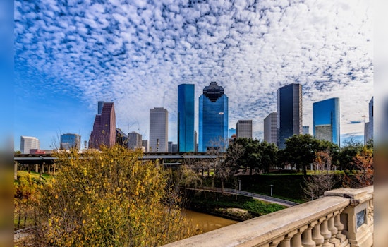 Houston Braces for Sunny Start, Potential Thunderstorms to Close Weekend, Advises NWS