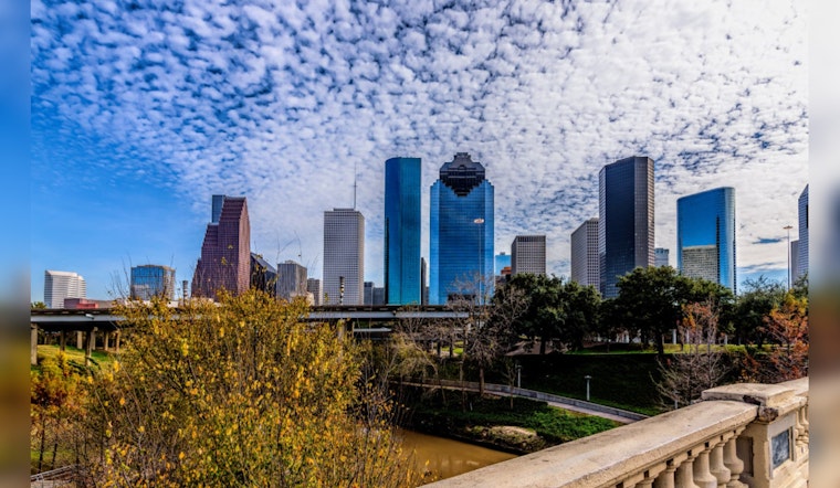 Houston Braces for Sunny Start, Potential Thunderstorms to Close Weekend, Advises NWS