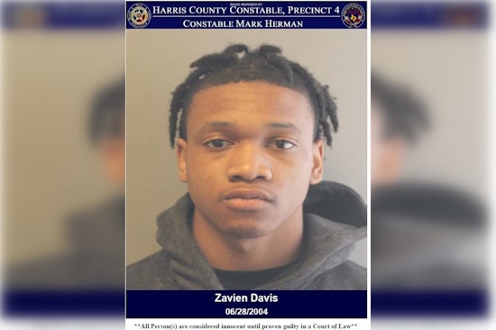Houston Police Arrest Man After High-Speed Chase on Parkway; Zavien Davis Faces Theft, Evading Charges