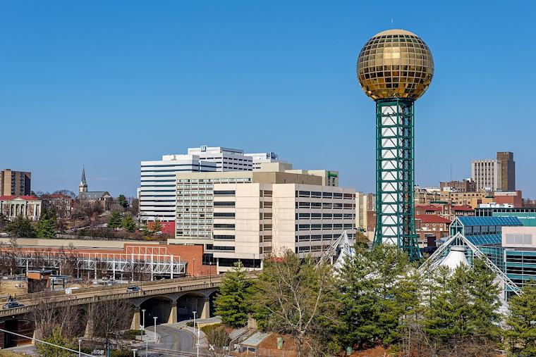 Knoxville Enjoys Mild 75-Degree Weather with Calm Winds, Chance of Showers Ahead