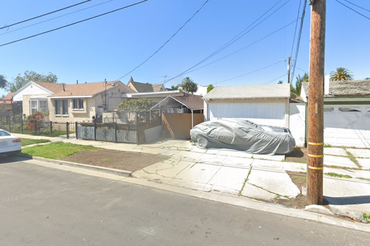 Los Angeles Firefighters Rapidly Contain Garage Blaze in Vermont Vista