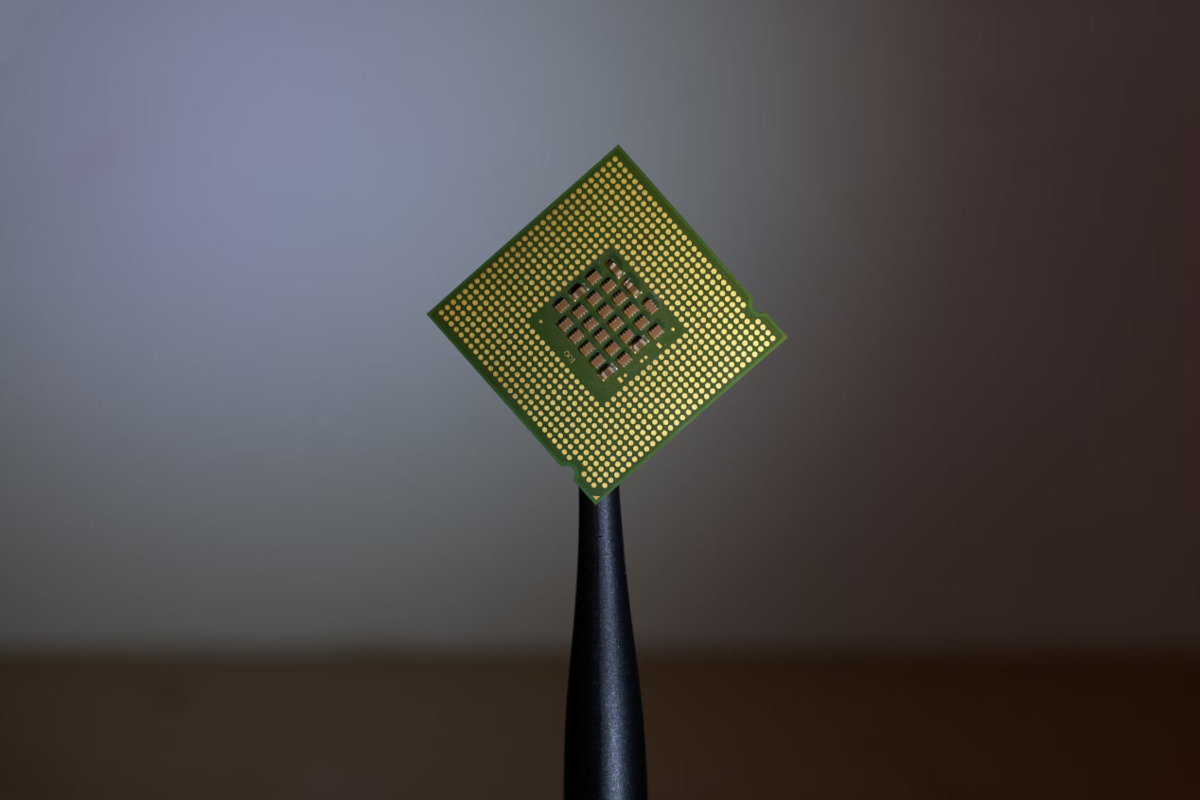MIT Engineers Unveil Chip Boosting Smartphone AI and Security,